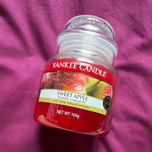 Yankee candle sweet - candle, apple